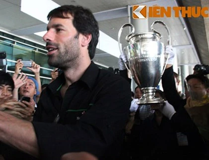 Náo nhiệt đón cúp C1 cùng Ruud van Nistelrooy đến Việt Nam