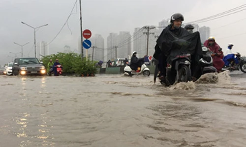 Người Sài Gòn đội mưa, lội nước đi làm ngày đầu tuần