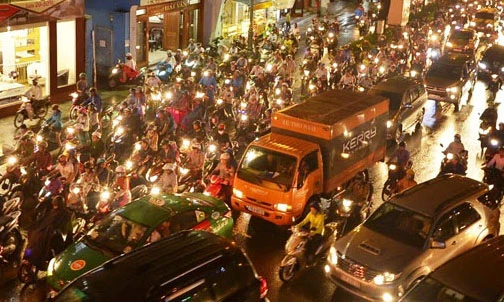 Hành khách kéo hành lý tìm đường vào sân bay vì kẹt xe