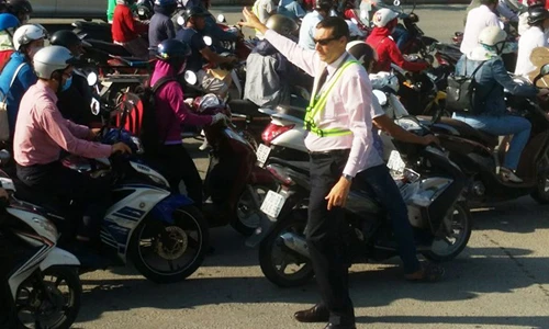 Chùm ảnh: “Ông Tây” phơi nắng điều tiết giao thông ở Sài Gòn