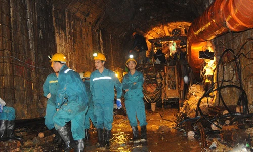 Sập hầm thủy điện: Vùng núi Tây Nguyên rực sáng, cứu hộ xuyên đêm