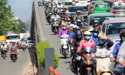 Rùng mình cầu vượt thép ở TPHCM đe doạ tính mạng người dân