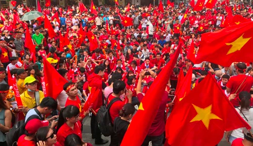 "Chảo lửa" phố đi bộ Nguyễn Huệ rực cháy khi U23 đá trận chung kết