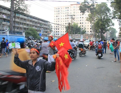 “Chảo lửa” Thống Nhất nóng trước giờ U19 VN xung trận