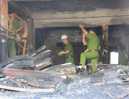 Ông ôm cháu chết co quắp trong biển lửa