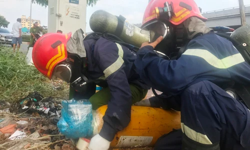 Sài Gòn: 2 bình khí lạ xả mùi hôi nồng nặc trên tuyến nội ô