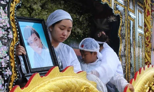 Ảnh: NSƯT Thanh Sang về đất mẹ trong mưa tầm tã