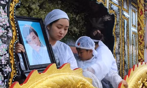 Ảnh: NSƯT Thanh Sang về đất mẹ trong mưa tầm tã