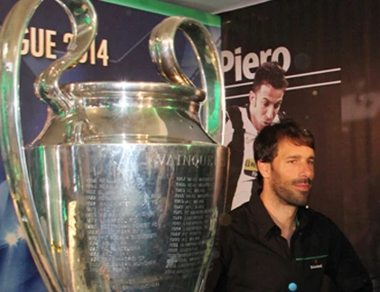 Nistelrooy "lái" du thuyền cập bến sông SG... giao lưu fan