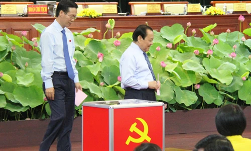 Chủ tịch quận trẻ nhất TP HCM bỏ phiếu bầu BCH Đảng bộ TP