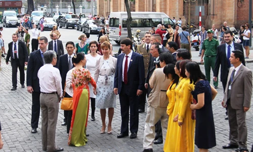 Tổng thống Hungary và Phu nhân dạo phố Sài Gòn