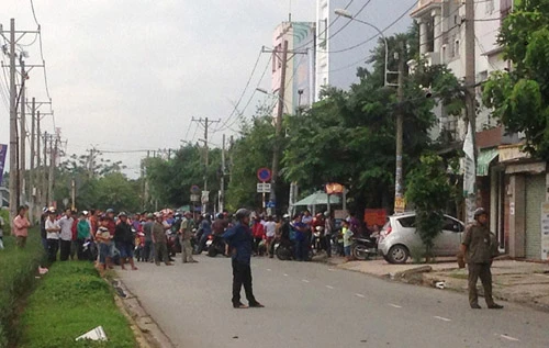 Người đi đường hoảng loạn vì bị “mưa vật lạ” bay xuống đường
