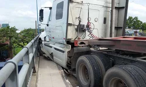 Ảnh: Suýt xảy ra tai nạn kinh hoàng xe container lao xuống cầu ở SG