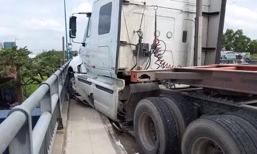 Ảnh: Suýt xảy ra tai nạn kinh hoàng xe container lao xuống cầu ở SG