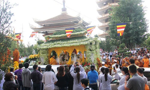 Hàng nghìn Tăng Ni, Phật tử đưa tiễn Đại lão Hoà thượng