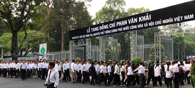 Người dân đứng kín đường tiễn nguyên Thủ tướng Phan Văn Khải về với "đất mẹ"