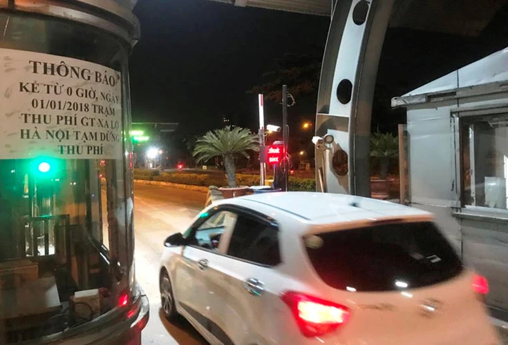 Tài xế “đếm từng giây” để qua trạm BOT Xa lộ Hà Nội miễn phí
