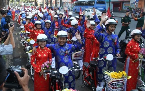 100 đôi uyên ương rước dâu xe đạp... “đại náo” TP HCM
