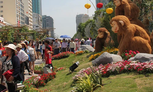 Sài Gòn se lạnh, mù sương... dân chen kín đường hoa Nguyễn Huệ