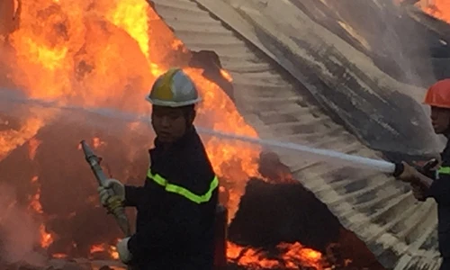 TPHCM: Cháy dữ dội ở xí nghiệp gỗ, lan rộng xung quanh