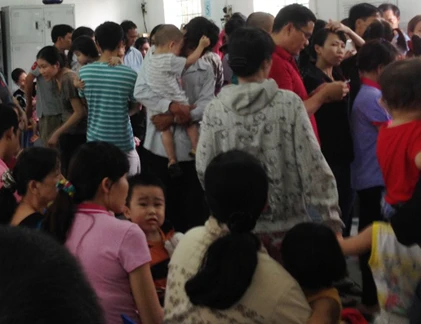 Nghẹt kín phụ huynh đưa trẻ tiêm phòng vì hãi sởi