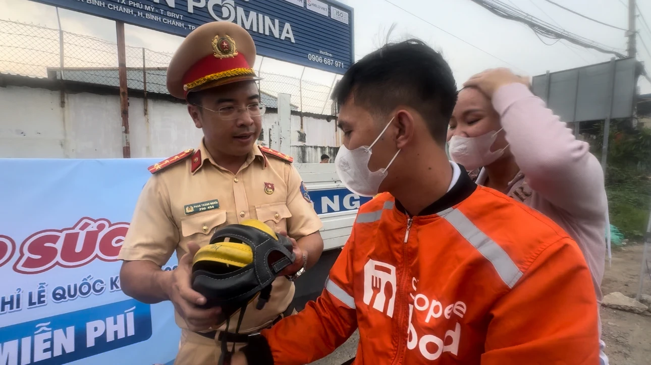 Shipper chở bạn gái về quê nghỉ lễ “gặp may” khi bị CSGT chặn