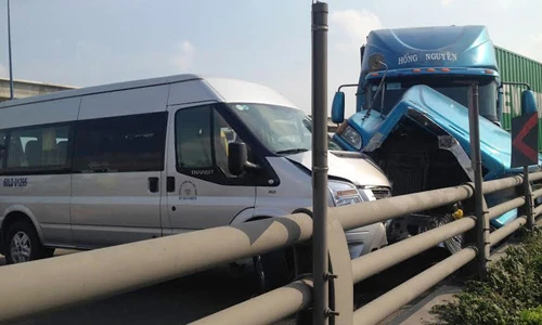 TPHCM: Tai nạn giao thông liên hoàn, hàng chục người nước ngoài kêu cứu 