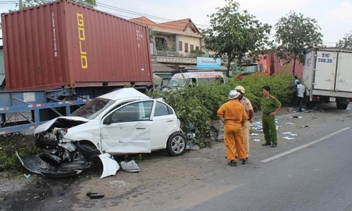 2 cha con kẹt cứng trong ôtô biến dạng sau tai nạn liên hoàn