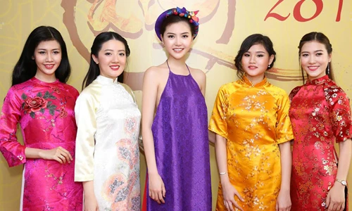 Hoa hậu Ngọc Duyên diện áo yếm gợi cảm đi sự kiện