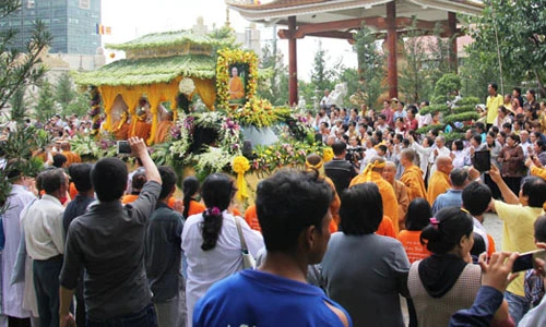 Phật tử TP HCM đón kim quan Đại lão Hoà thượng Thích Giác Nhiên