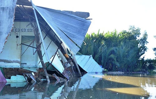 Cận cảnh tan hoang “hà bá” nuốt chửng 5 căn nhà ở Sài Gòn