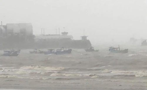 Ảnh: Bão số 9 quần thảo BR-VT, TP HCM, mưa kèm gió giật dữ dội