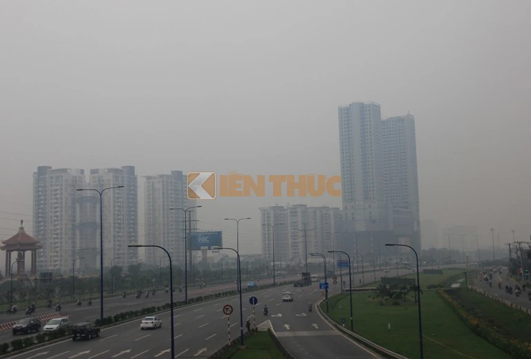 Giữa trưa, TP HCM đẹp huyền ảo trong... sương mù