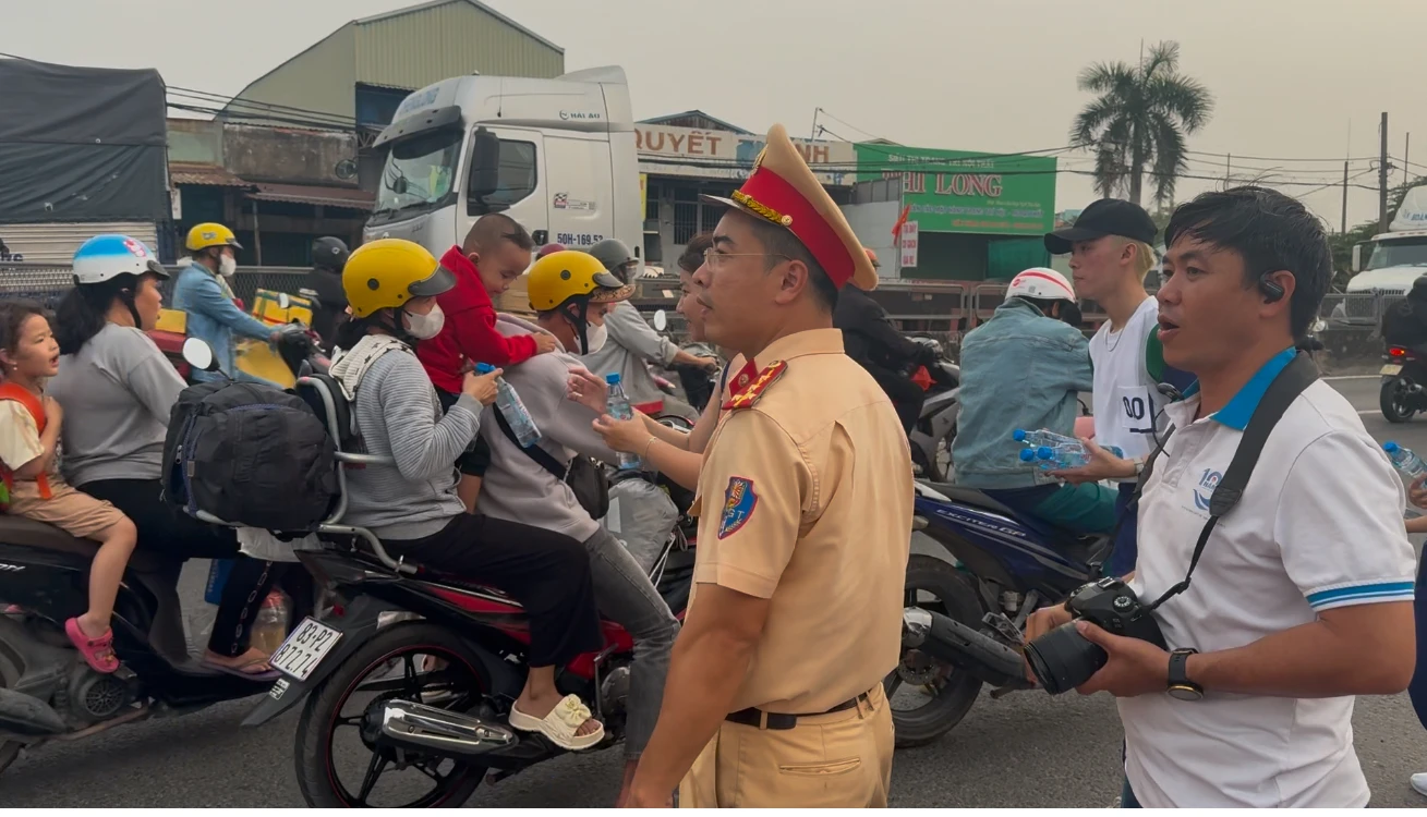 Chính thức nghỉ Tết, xe máy biển số tỉnh tấp nập rời TP HCM