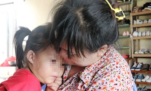 Những đứa trẻ nhà “Hạnh Phúc” quyến luyến trước ngày chia xa