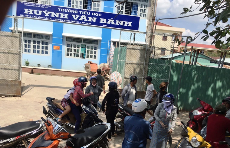 Hiện trường sập sàn giáo tổ chức lễ 20/11 do...gió lớn