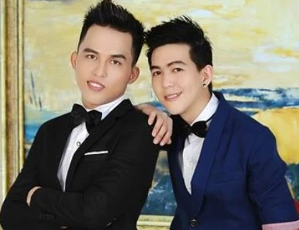 “Tuần trăng mật” của 2 chàng trai miền Tây vừa kết hôn