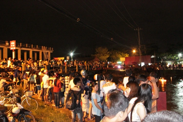 Hàng ngàn người méo mặt đi xem...kẹt xe!