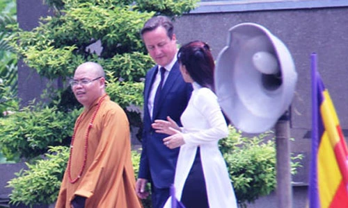 Thủ tướng Anh thăm nhà hàng, viếng chùa Vĩnh Nghiêm ở Sài Gòn