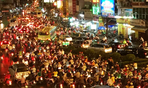 Ảnh: Đường Sài Gòn kẹt cứng sau trận mưa lớn