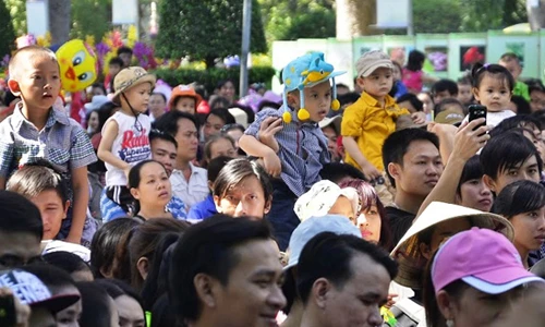 TP HCM: Dân đổ về các khu vui chơi ngày đầu năm mới