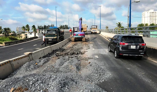 Vừa thông xe, cầu vượt Mỹ Thủy hơn 200 tỷ phải đóng làn vì… sụt lún