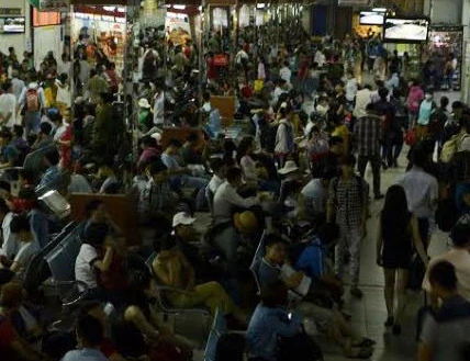 Biển người chen chân rời TP HCM