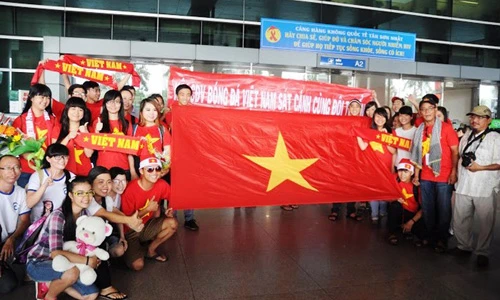 Hàng trăm người đội nắng đón tuyển VN chiến thắng trở về