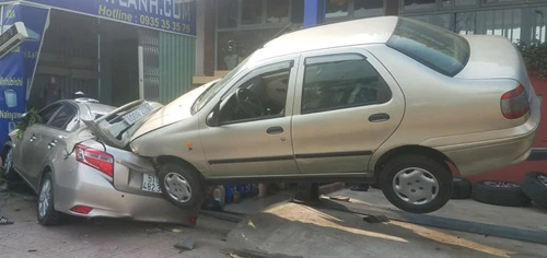 Khiếp vía cảnh 2 ôtô “cưỡi nhau” trên đại lộ Phạm Văn Đồng