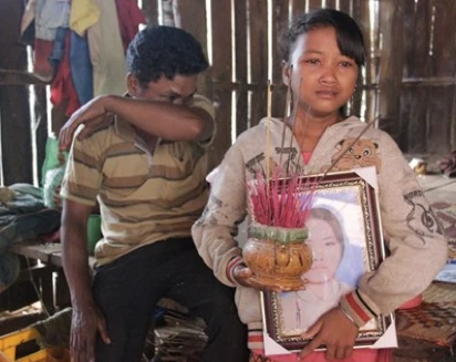 Nhói lòng trẻ thơ đưa tang mẹ