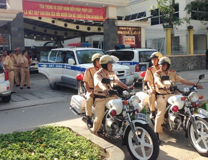 Cưỡng chế người phạm luật giao thông... nộp phạt