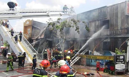 Cháy dữ dội trên đường nội ô đẹp nhất Sài Gòn