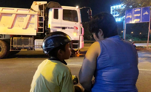 Lạnh người cảnh bé trai gọi “mẹ ơi” từ dưới gầm xe 15 tấn