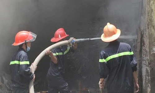 Cháy dữ dội vựa phế liệu rộng hàng nghìn m2 ở Long An